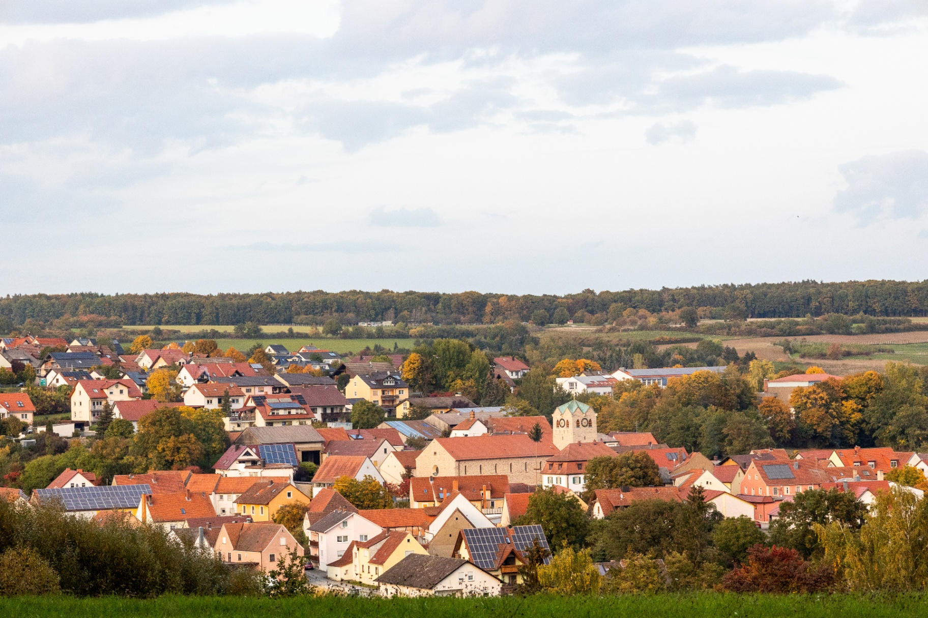 Panorama von Priesendorf mit Kirche St. Bartholomäus