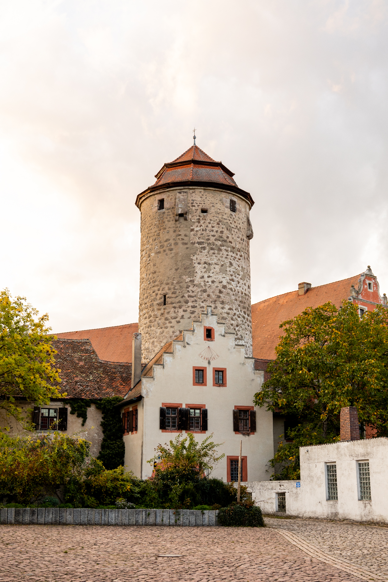 Bergfried der Burg Lisberg im Abendlicht