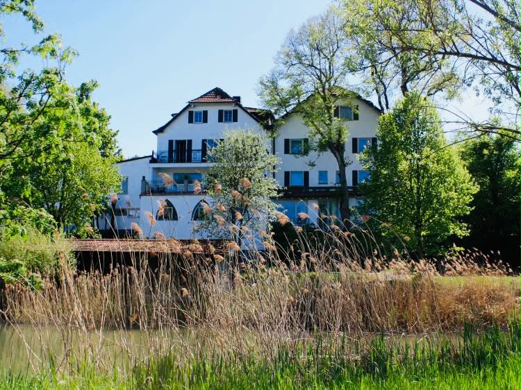 Altes Kurhaus der Familie Grimmer am Karpfenweiher in Trabelsdorf