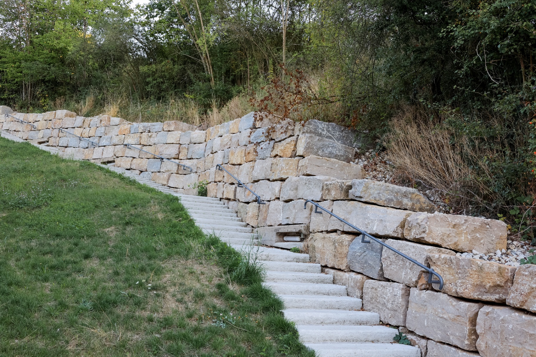 Himmelsleiter am Burgberg Lisberg – Steintreppe zwischen Trockenmauern